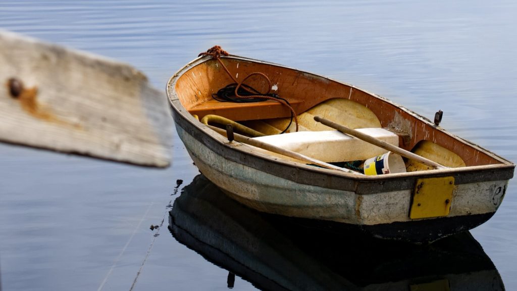 A boat floating with no rudder